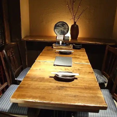 ゆったりお過ごしいただける4名様テーブルを2卓ご用意しております。ご友人とのお食事や会社帰りの飲み会など、少人数でのご利用におすすめです。