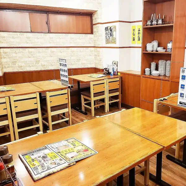 【ご家族でのお食事や女子会に最適★】片側ソファータイプのゆったり座れるテーブル席は、小さなお子様連れのファミリーや普段使いの居酒屋ディナーに大人気です!自家製の手作り餃子やお子様も大好きな中華メニューが勢揃い◎【日~木・祝限定】お会計10%OFFクーポンを使えば、お得で笑顔溢れる夕食タイムに♪