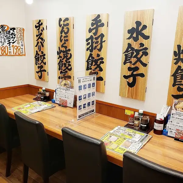 【お一人様やサク飲み・サク食べに大好評◎】気軽にサクッと寄れる大人気のカウンター席をご用意◎駅チカのお店で終電ギリギリまで自慢の餃子やマルケン名物料理、アラカルトと一緒にキンキンに冷えた生ビールで一日の疲れをリフレッシュ!美味しい中華とサク飲み・サク飯を、新石切駅のマルケンでお楽しみあれ★
