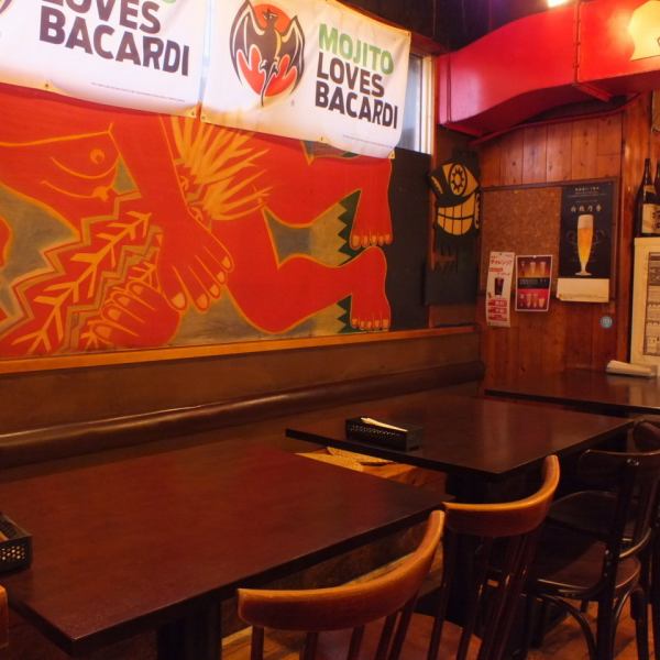 【轻松舒适的餐桌用餐环境】一楼的餐桌宽敞,可容纳2-8人,另有可容纳2-4人的半私密包间。是用餐、小酌、约会等的理想场所。