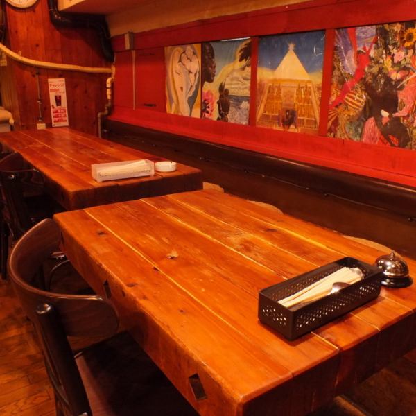 自慢の肉料理やデザートをごゆっくりお楽しみ頂ける広々としたテーブル席!しっかりとした木製テーブルは自慢のステーキをよりおいしくする雰囲気を感じます♪