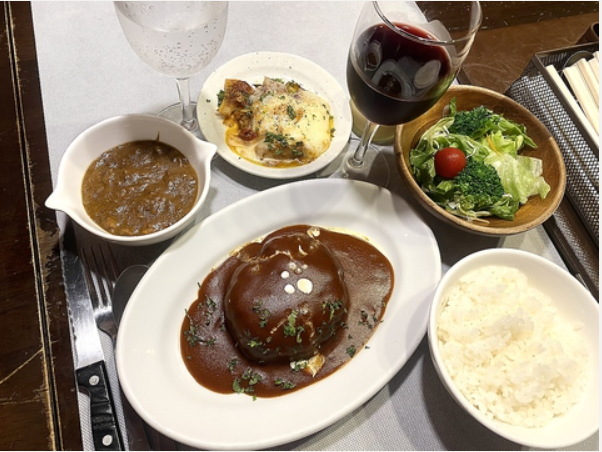 The popular authentic hamburg steak set meal is a great value at 1,078 yen!