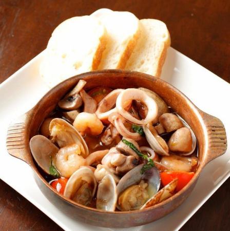 魚貝のアヒージョ