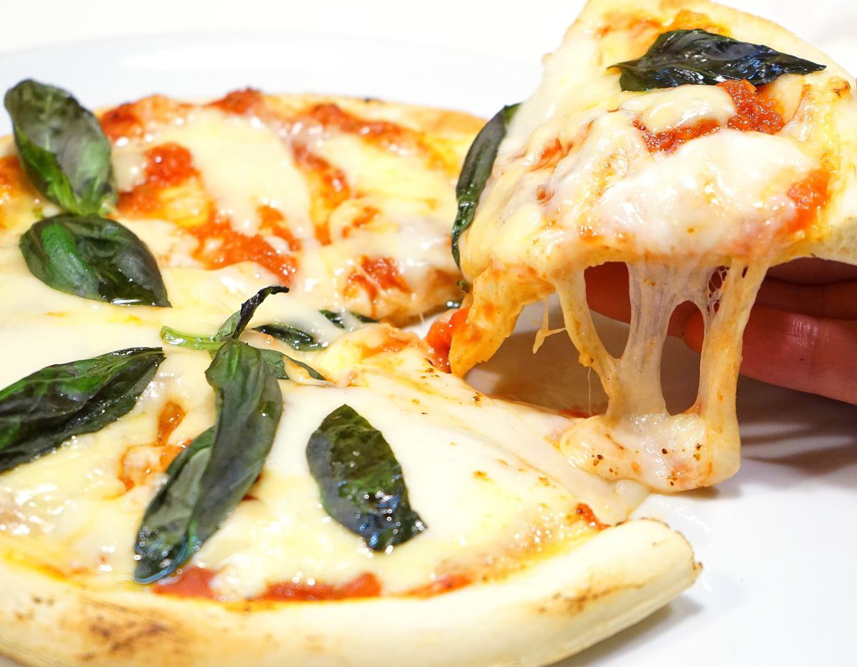 我们还提供特价优惠券,4580日元即可享用无限量牛排、原创菜肴和甜点套餐。不仅牛排,还有美味的披萨、蒜蓉饭和自制甜点,全部无限量供应。