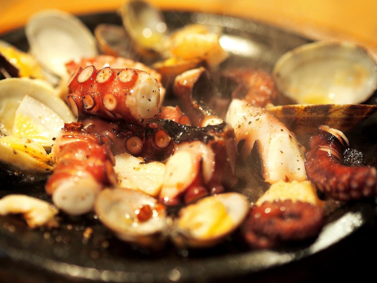 300BONE 是一家位于西池袋的老字号肉店,已营业 50 年。一家提供肉类和酒水的餐厅,不仅供应肉类,还提供地中海风味的鱼类菜肴。