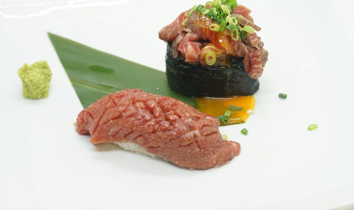 最高の肉寿司とはこれのこと、黒和牛の肉寿司 黒毛和牛の甘くて透明感のある脂を酢飯が包み込み得も言われぬおいしさに