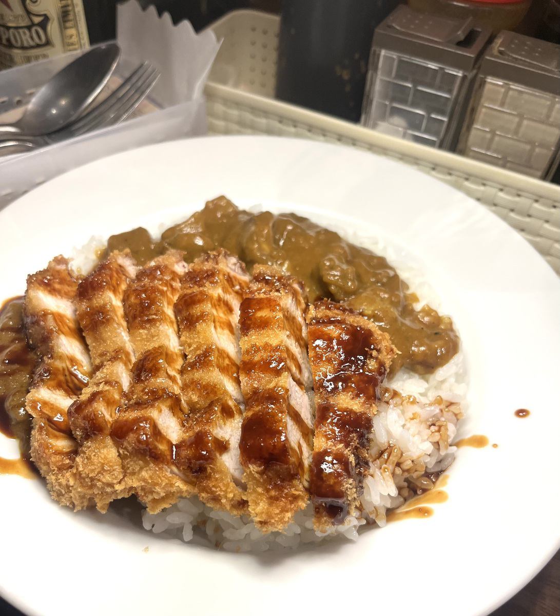 300BONE名物コンビ カツカレー ☆東京味噌カツレツon the池袋で一番おいしい牛すじカレーです。一皿で2度美味しいのパーフェクトバージョン。税一度お試しあれ