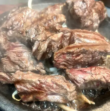『300B ONE名物全部盛り！石焼ハラミ200g＆黒毛和牛肉寿司4貫の贅沢肉まみれセット』