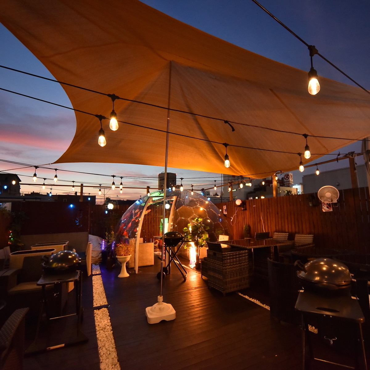 A BBQ beer garden full of openness! Enjoy while looking at the sky and night view♪