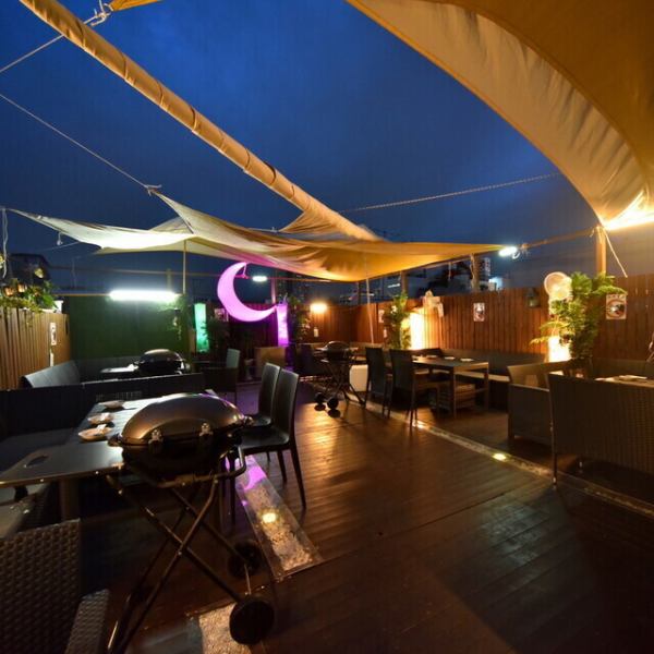 夜風が心地よく吹き抜ける屋上ビアガーデン。開放感あふれる空間で、ゆったりとBBQとビールをお楽しみいただけます。ライトアップされた幻想的な雰囲気は、デートや女子会、会社宴会にもぴったり。都会の夜景を眺めながら、特別なひとときをお過ごしください。ご予約はお早めに。