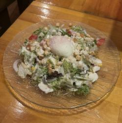 バジルとチーズのシーザーサラダ~温玉のせ~