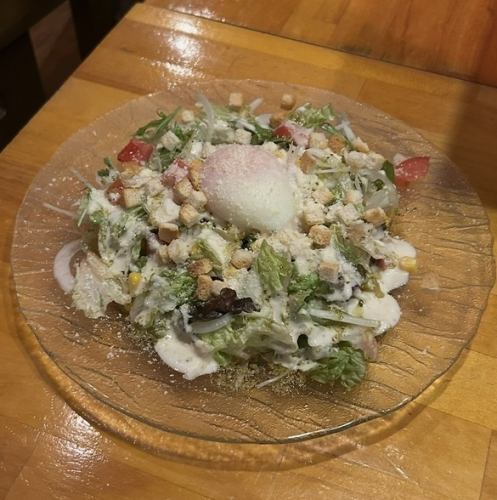 バジルとチーズのシーザーサラダ~温玉のせ~