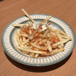 サワークリームとチリソースのポテトフライ