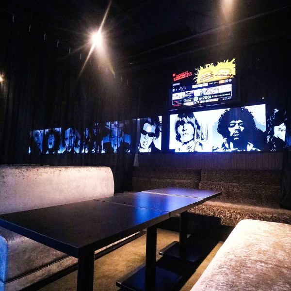 ラグジュアリーで落ち着いた雰囲気が漂う大人の憩いの場♪ゆったりとしたソファーは居心地も抜群です！DVDモニターやカラオケ付きのVIP完全個室もご用意！使い方はいろいろ◎各種イベントや宴会、合コン、女子会にもってこいです！2時間飲み放題がついたコースも各種ご用意しておりますのでシーンに合わせてご利用ください!