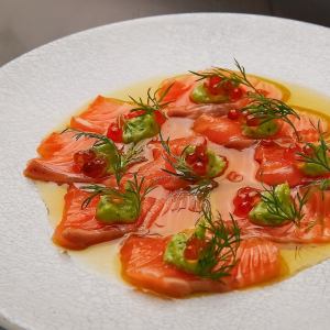 Gin-marinated salmon and salmon roe carpaccio