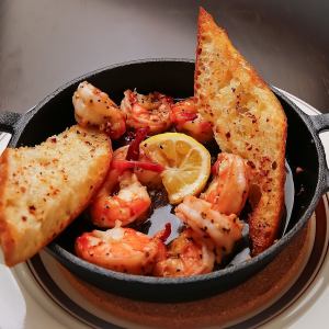 Garlic shrimp ajillo with baguette