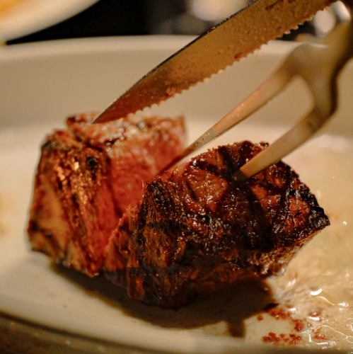 ディナーで特に人気の料理。しっかりとした味わいで特別な夜を演出します。