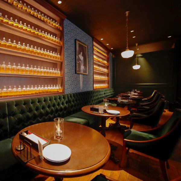 2名様でゆったり過ごせるソファ席を中心にご用意。照明を落とした落ち着いた店内で、周りを気にせず会話と食事を楽しめます。デートや記念日など、特別な夜を大切に過ごしたい方に選ばれています。