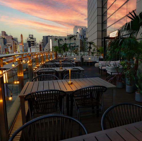 暖かい季節には開放感のあるテラス席もご利用いただけます。夜風を感じながら楽しむディナーは、店内とはまた違った特別感。デートや記念日など、雰囲気を大切にしたいシーンにもおすすめです。