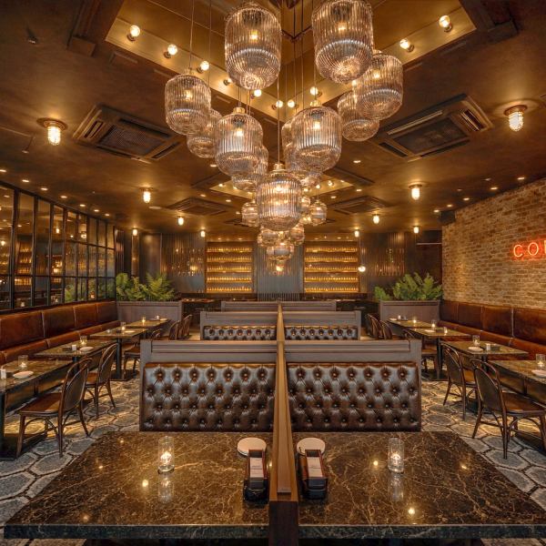 木の温もりと間接照明が心地よい店内は、大人のデートにぴったりの空間。程よく落ち着いた雰囲気で、料理やワインをゆっくり楽しめます。誕生日や記念日など、少し特別な夜に利用されることの多い一軒です。