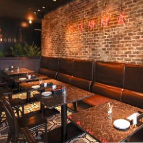 [One-side bench sofa seating for 4] These sofa seats are sure to look great in photos, so please make your reservation early.(Namba/Italian/Lunch/Dining bar/Stylish/Pasta/Wine/Terrace/Private room/Date/Birthday/Surprise/Girls' night out)