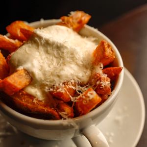 감자 튀김 사워 크림 소스