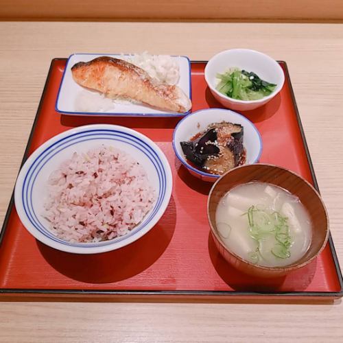 お好きなおかずが選べる『健康定食』