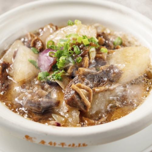 Beef belly and radish stewed in a clay pot