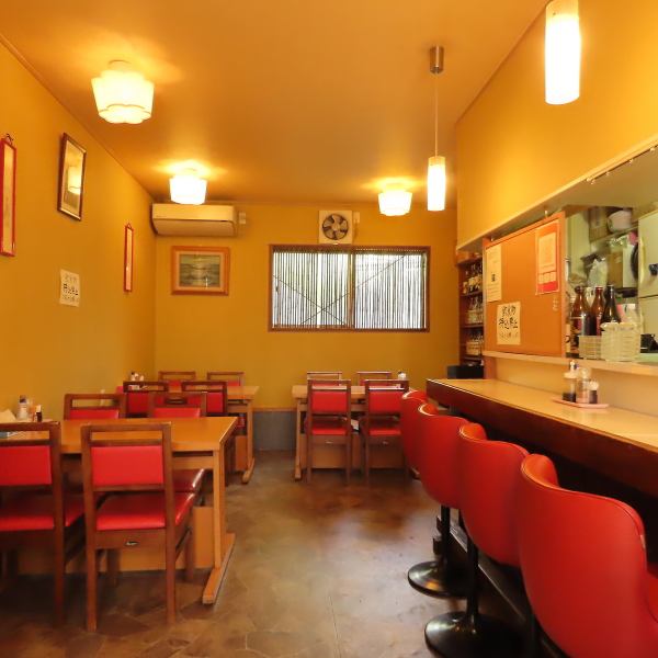 明るい照明と木の温もりが調和し、アットホームな空間が広がります。カウンター席もあり、一人でも気軽に立ち寄れる雰囲気が魅力的です。友人との食事や一杯のお酒に最適です。