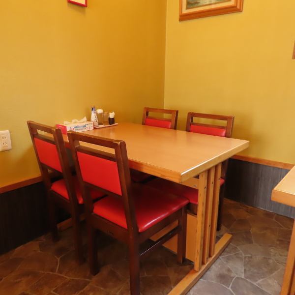 テーブル席は、落ち着いた雰囲気が魅力です。赤い椅子が印象的なこのスペースは、友人や家族とくつろぎながら食事を楽しむのに最適。シンプルで温かみのある内装が、心地よい食事の時間を演出します。