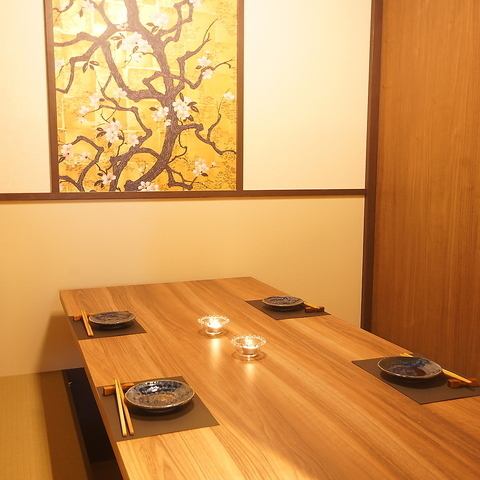 [Private rooms for small groups | 2-4 people] Private rooms are perfect for dates or small drinking parties with close friends and can accommodate 2 people or more.In a completely private room with a door, you can enjoy carefully selected dishes such as sashimi, skewers, and meat sushi.If you would like to enjoy a meal in a restaurant filled with Japanese charm, please visit "Fukuwauchi," a Japanese restaurant and izakaya located just a 2-minute walk from Kobe Station.