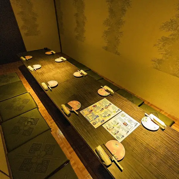 【全席掘りごたつ個室：7・8名様】お履き物を脱いでゆったり寛げる掘りごたつ個室は、7・8名様など中規模宴会にもご利用いただけます。脚を伸ばせるので長時間の宴会にも最適◎全席掘りごたつ個室となっておりますので、仕事仲間・サークル仲間とのちょっとした打ち上げや宴会などでも周りを気にせずお過ごしいただけます。