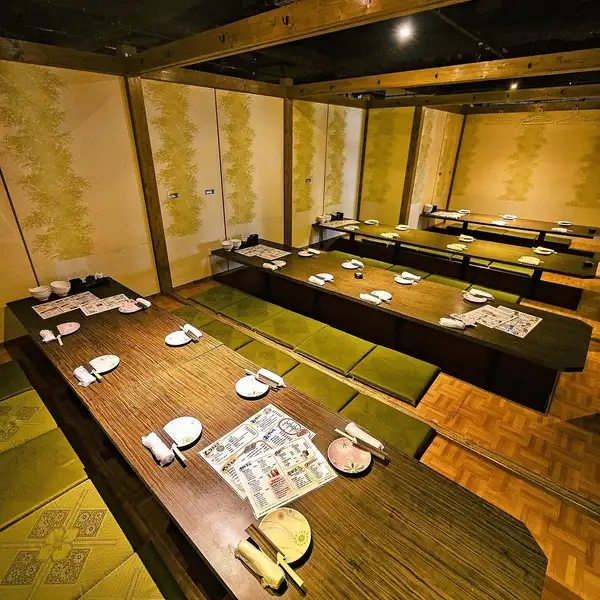 【最大宴会126名様収容可能】大型宴会必見！席移動も楽々な掘りごたつ個室。貸切は144名様まで承っております◎会社宴会やイベント打ち上げなど、団体様のご利用大歓迎です♪様々なシーンに対応いたしますので、ご予算・人数など気軽にご相談ください。広々とした開放的な空間で、大切な方と特別な時間をお過ごしください。