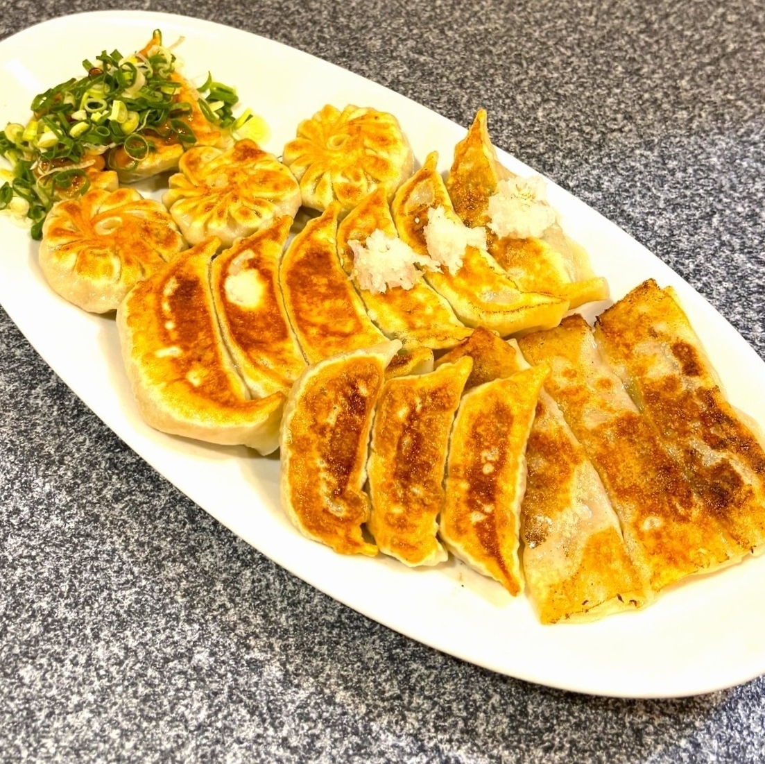 黒豚餃子などが楽しめる創業70年の中華料理店。宴会に最適な飲み放題付コースご用意◎