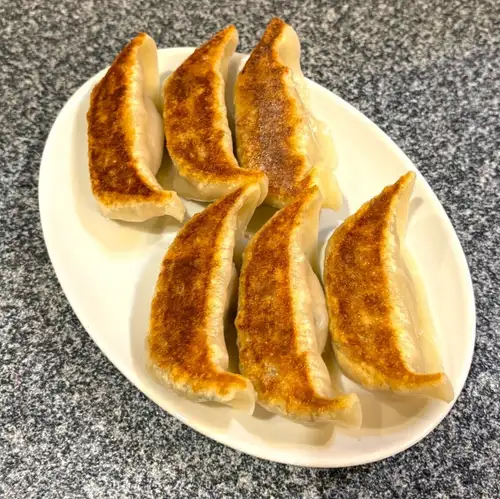 当店看板メニュー!九州産黒豚の旨味が凝縮した名物【黒豚餃子】
