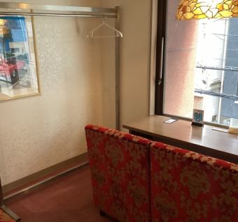 【半私密吧台座位】最多可容納2人。非常適合遠距辦公。由於其受歡迎程度，因此有時間限制（90 分鐘）。