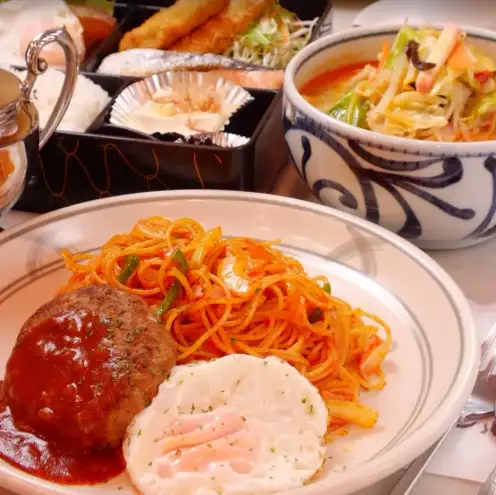 A relaxing space with a retro atmosphere and a wide selection of homemade dishes.
