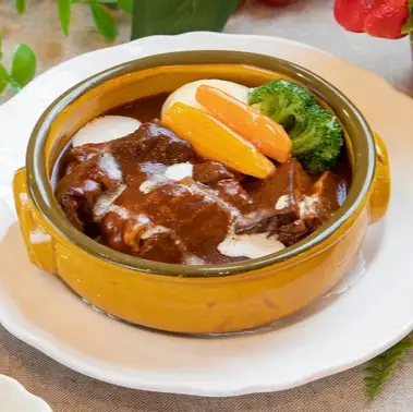 A retro coffee shop where you can enjoy a wide variety of menu items.