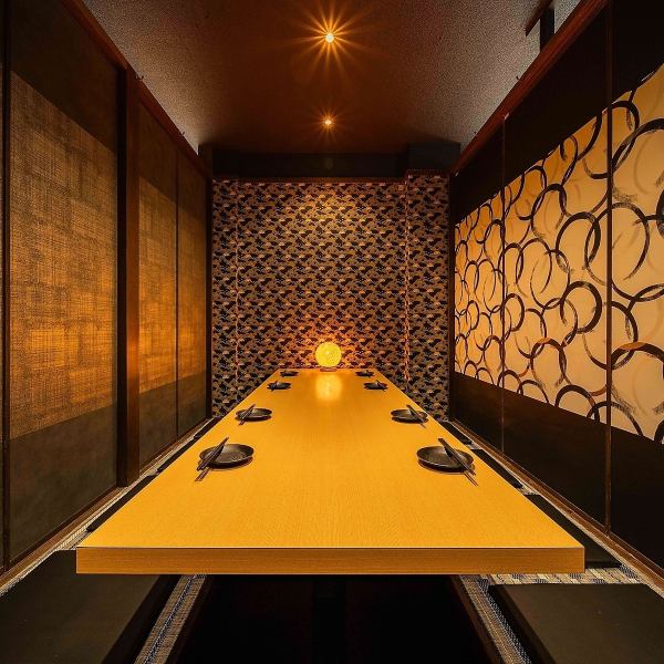 【難波駅スグ×厳選素材のみ使用-本格食べ飲み】駅近×種類豊富に食べ飲みコースの【天照】。2名～ご利用いただけるお席を多数ご用意◎勿論5名様以上～の宴会利用についても絶対の自信がございます！！どのお席も雰囲気抜群でお食事がすすむよう内装含めこだわりが万点です●ご宴会にはお店まるごと貸切も承ります！