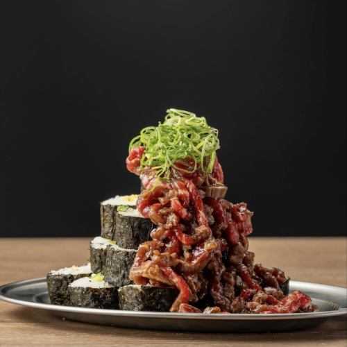 メガ盛りユッケ肉こぼれ寿司