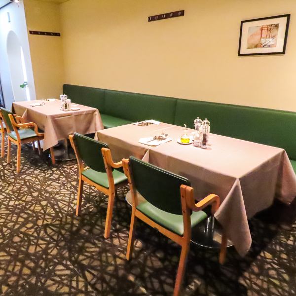 【テーブル席のご用意】フロアごとに異なるイメージカラーを採用しています。緑色が基調のエリアは、リラックスした雰囲気を演出し、心地よいひとときを提供します。また、赤色のフロアでは、温もりと活気を感じながら、会話をお楽しみいただけます♪