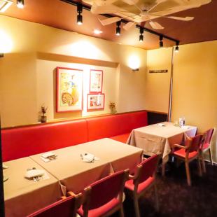 テーブル席同士を結合することも可能です。8名様以上、扉を閉めると個室としての利用可能です。