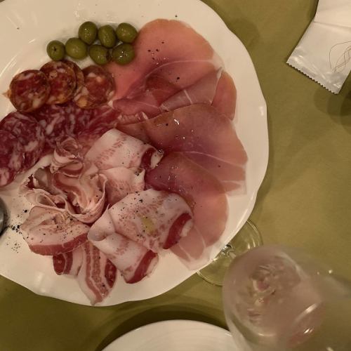 生ハムとサラミの盛り合わせ