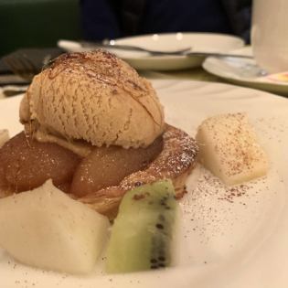 アップルパイのシナモンジェラートのせ