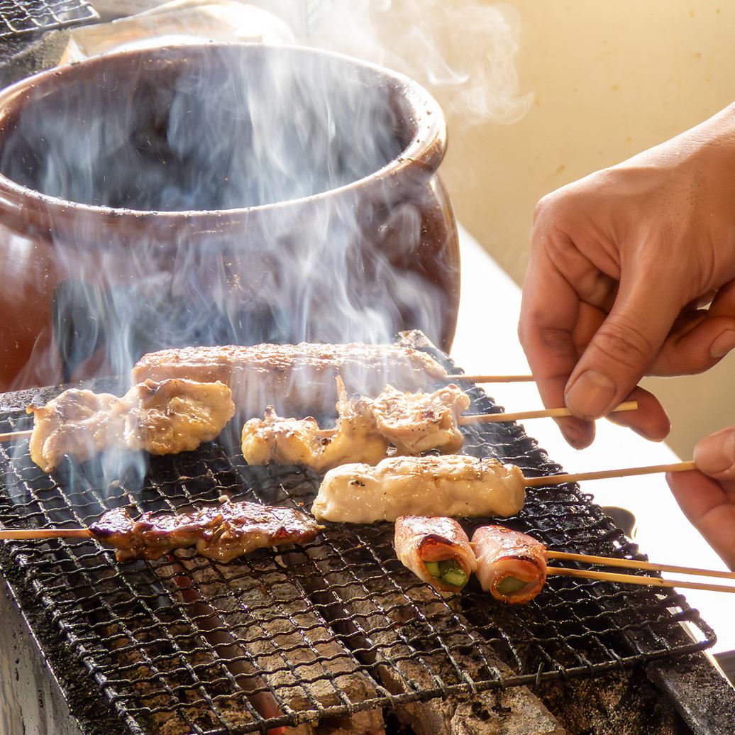 新鮮な鶏肉を、備長炭の炭火でじっくり焼き上げます。