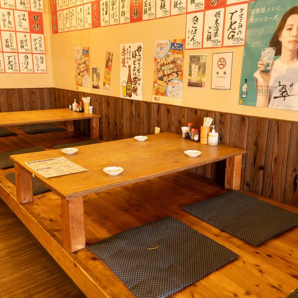 当店の座敷は、4名席のゆったりとした小上がりになっており、リラックスした雰囲気でお食事を楽しむことができます。友人や家族と共に、焼き鳥を囲んで心温まるひとときをお過ごしください。特製のタレが絡んだ焼き鳥は、お酒との相性も抜群です。ぜひ、楽しい時間をお楽しみください！