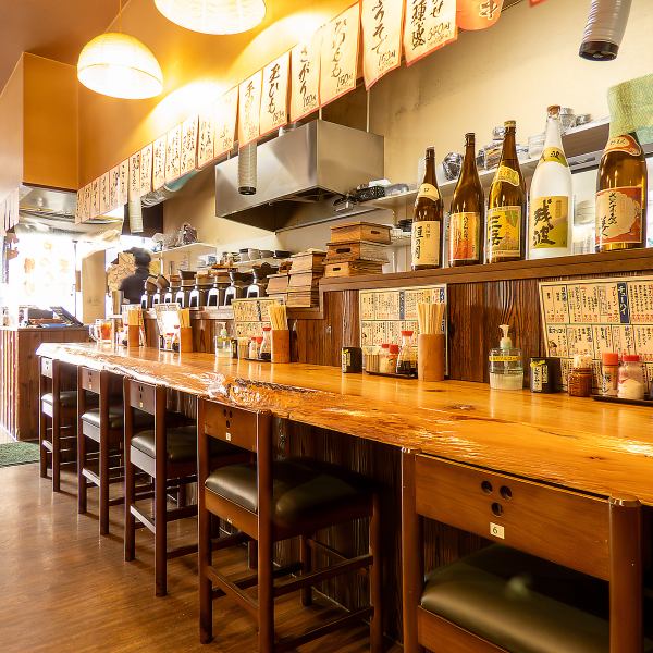 当店のカウンターは5席ご用意しており、スタッフと気軽にお話しできるアットホームな雰囲気が魅力です。お一人様も大歓迎！焼き鳥を楽しみながら、スタッフとの会話で楽しい時間をお過ごしいただけます。お好きな料理やおすすめのドリンクを気軽に聞いてみてください♪