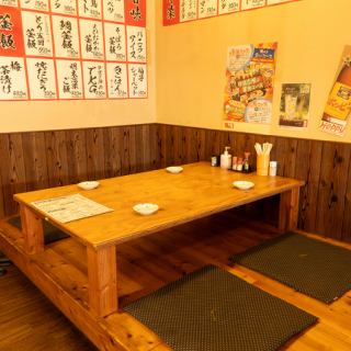 4名様用のお座敷席を4席ご用意しております。広々としたスペースは、宴会や特別なイベントにも対応でき、和の雰囲気の中で楽しいひとときを演出します。和の良さを感じる特別な空間で、思い出に残る時間を提供してくれるお席です。