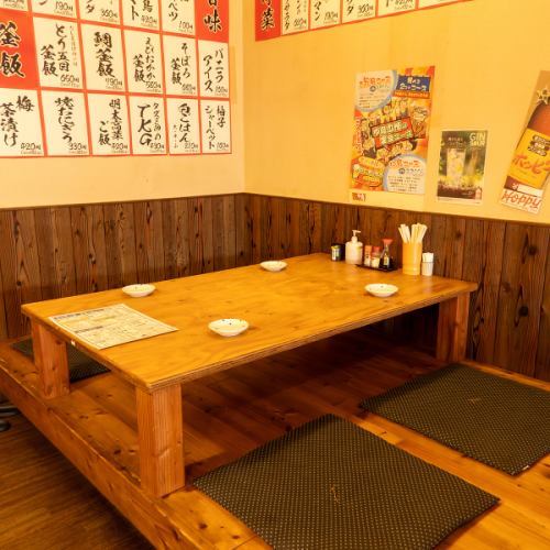 4名様用のお座敷席を4席ご用意しております。広々としたスペースは、宴会や特別なイベントにも対応でき、和の雰囲気の中で楽しいひとときを演出します。和の良さを感じる特別な空間で、思い出に残る時間を提供してくれるお席です。