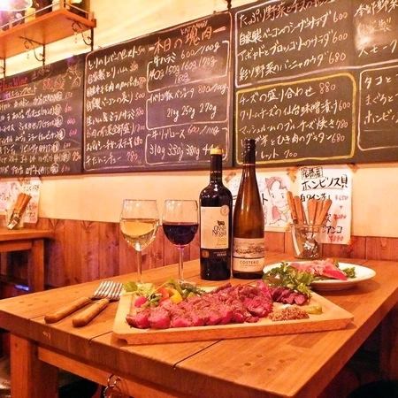 <p>【4名様テーブル×2】ちょっと高めのイスとテーブル。バル仕様のテーブル席です!!お仕事帰りにサク飲みできます!!</p>